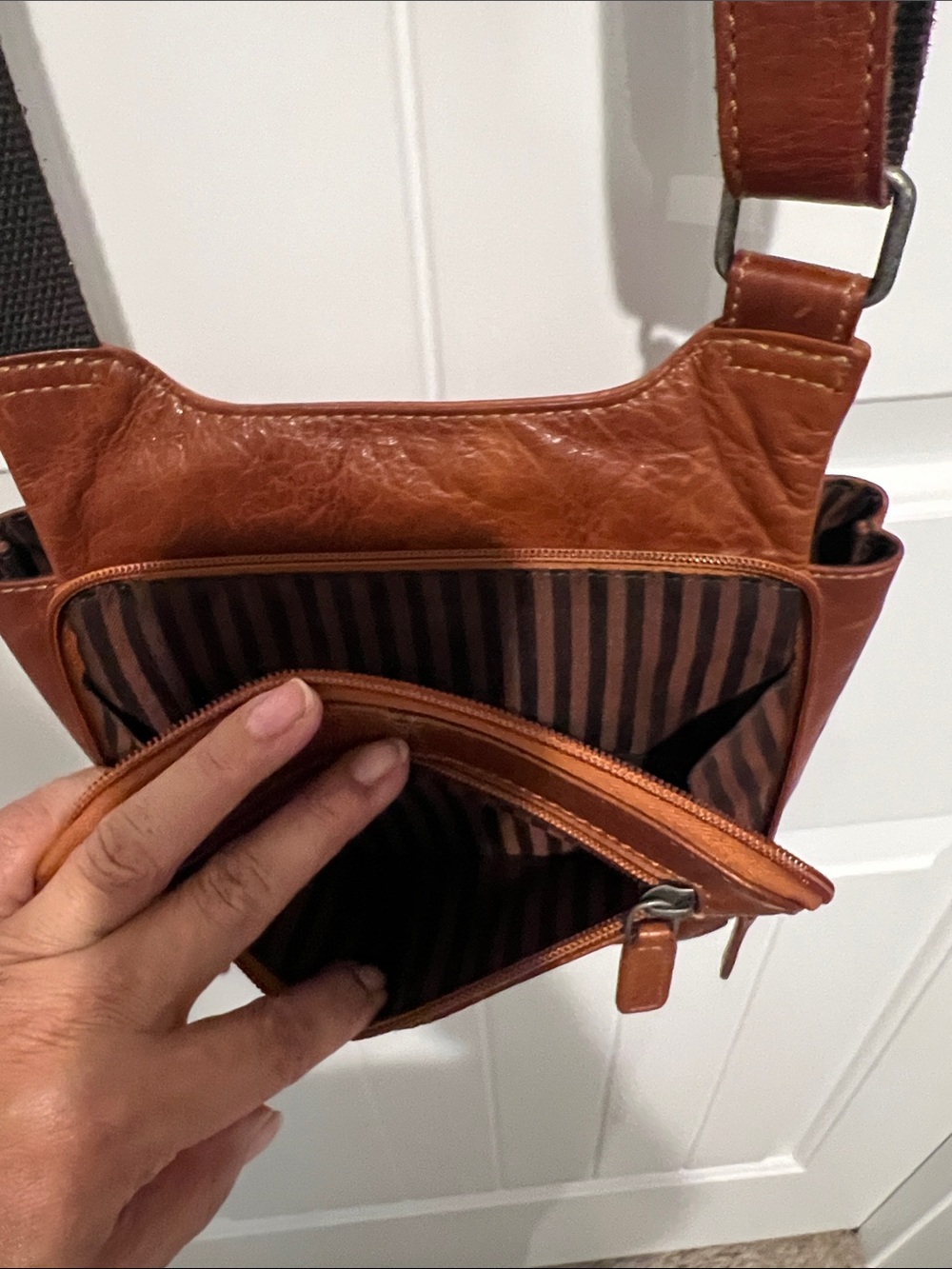 Jack George women brown leather crossbody bag. - Picture 7 of 14